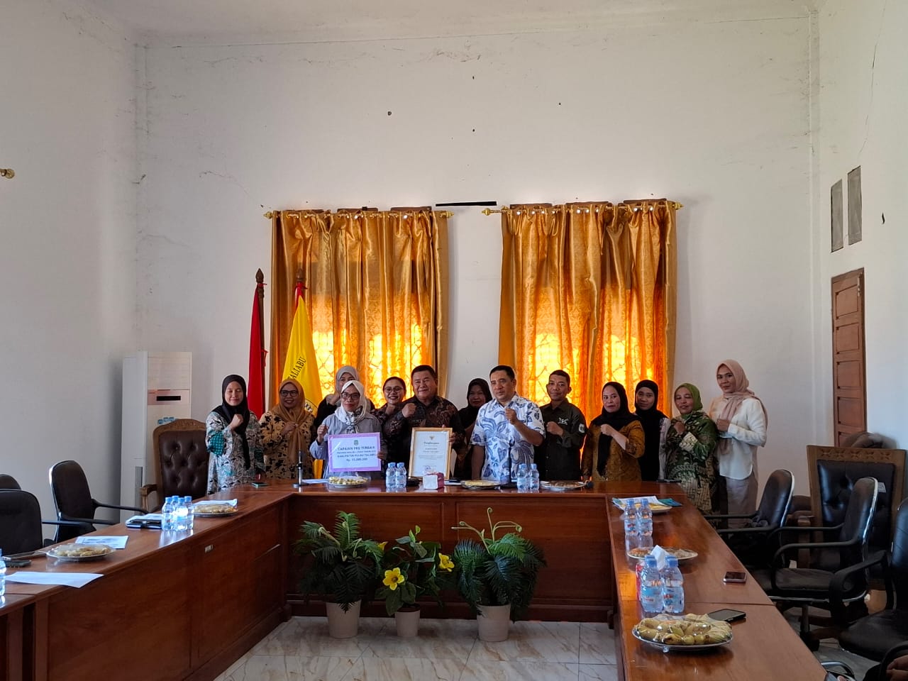 Wakil Bupati La Ode Yasir Terima Penghargaan PKG Terbaik 2025 dari Pemprov Maluku Utara