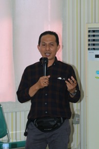 Dr. Aspar Abdul Gani, SKM, M.Kes sedang memberikan materi disuatu seminar